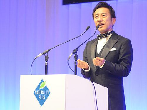 スピーチするＵＮＩＶＡ　ＣＡＰＩＴＡＬグループ会長兼グループＣＥＯの稲葉秀二氏